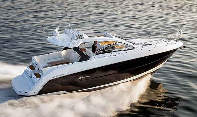 Wide shot of 390 EC Cruiser Yacht underway