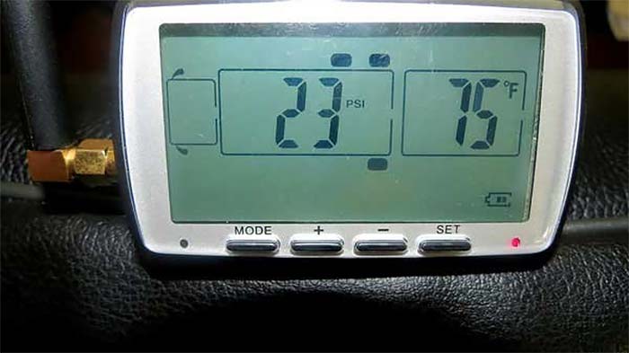 Tire pressure digital readout on the screen