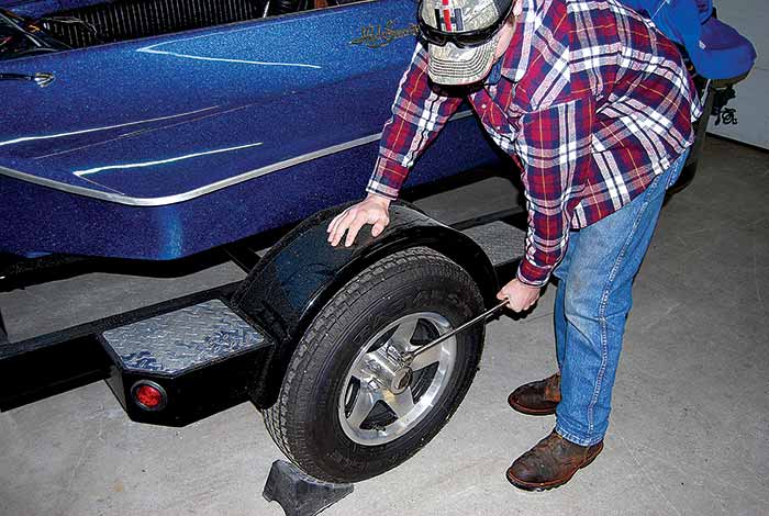 Wrench loosening lug nuts