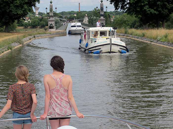 Cruising the Briare Aquaduct