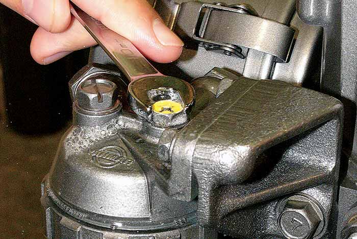 Retightening pump screw