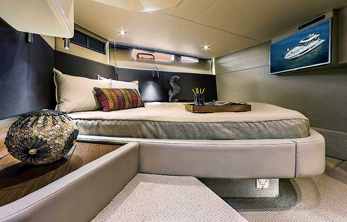 Sea Ray 470 Sundancer mid-ship stateroom
