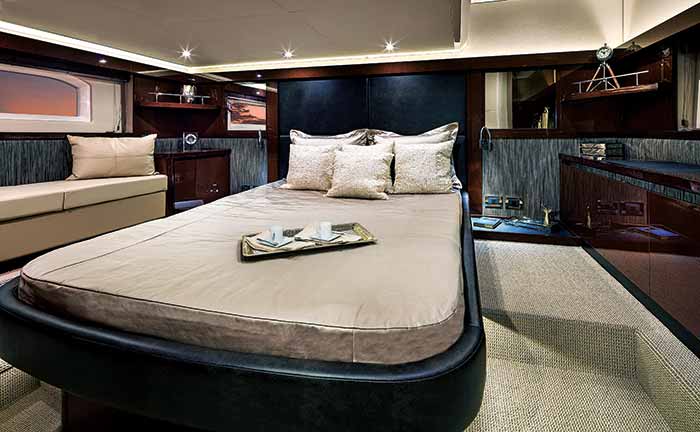 Sea Ray 450 Sundancer master stateroom