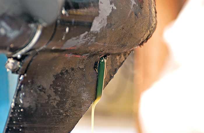 Draining gearcase oil