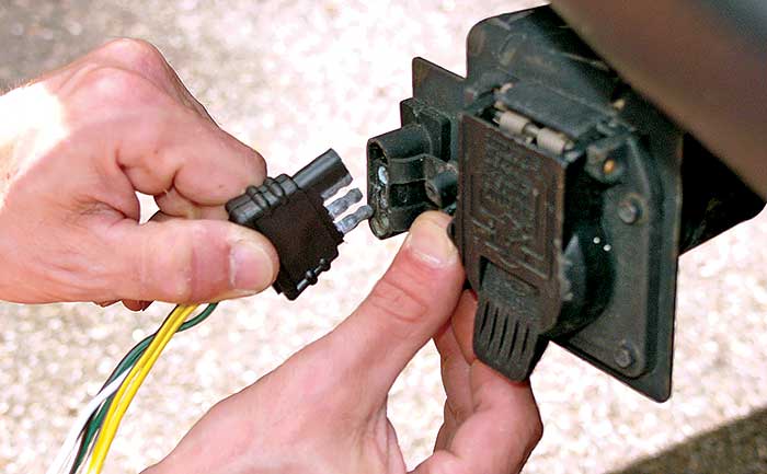 Tow vehicle adapter plug