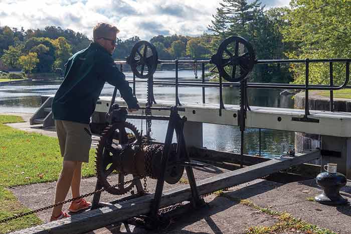 Hand-cranking lock gate