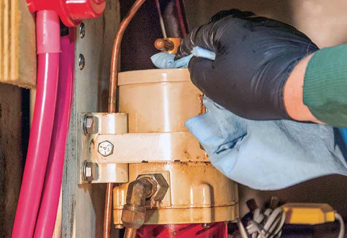 Screwing down T-handle