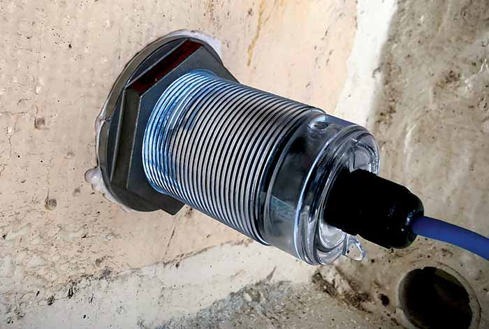 Screwing on retaining nut