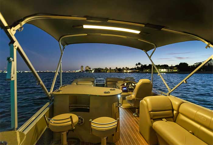 Kanvaslight on powerboat