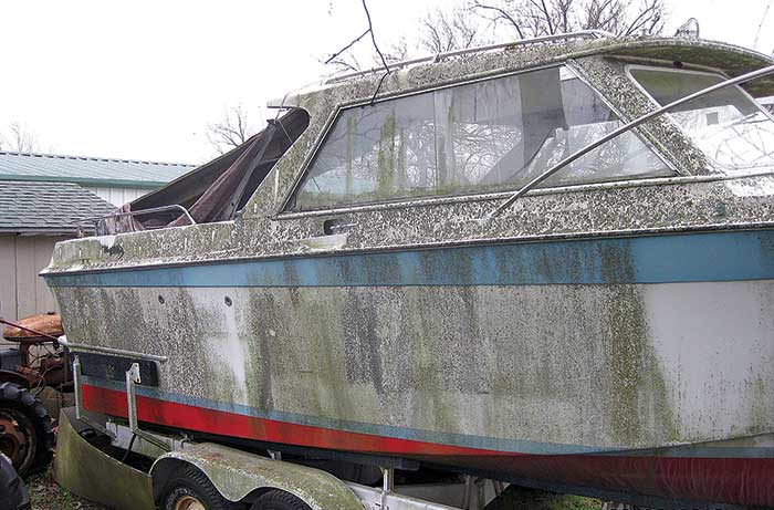 Corroding exterior of a 1968 Uniflite 23 Sport Fisherman Hardtop powerboat